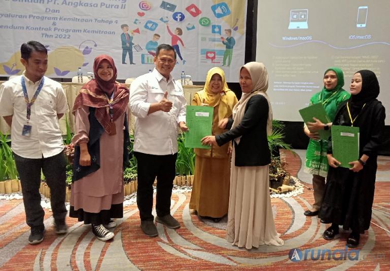 EGM AP II BIM, Siswanto serahkan bantuan dana kemitraan pada salah satu UMKM binaannya di Padang, Senin (20/12). (Foto Arzil)