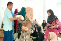 Wako Genius Umar salurkan bantuan sembako kepada keluarga kurang mampu yang beresiko stunting. Jumat (16-12-2022). (Dok : Istimewa)