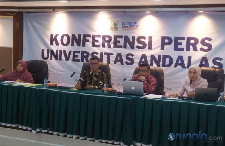 Wakil Rektor I Unand Prof Dr Mansyurdin, Dekan FIB Unand Prof Dr Herwandi MHum dan Ketua Tim Satgas PPKS Unand, Dr dr Rika Susanti SpFM (K). (Foto : Fajril)