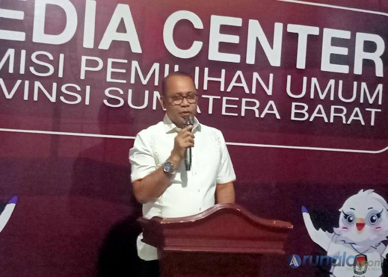 Anggota DPRD Sumbar, Desrio Putra berikan keterangan kepada pada wartawan seusai serahkan syarat dukungan untuk maju DPD RI, di media center KPU Sumbar, Kamis malam (29-12-2022). (Foto : Arzil)