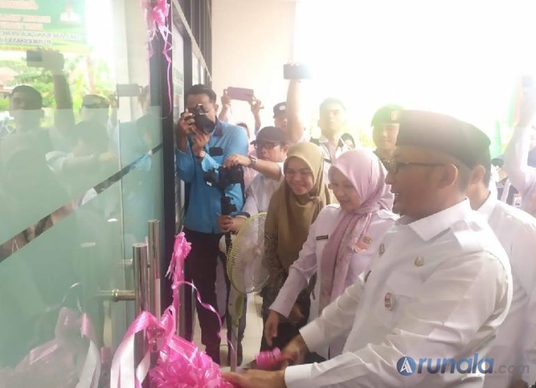 Wali Kota Padang Hendri Septa menggunting pita pertanda diresmikannya gedung Puskesmas Ulakkarang, Rabu (28-12-2022). (Foto : Fajril)