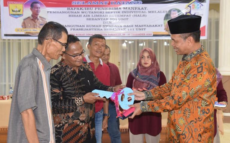 Seorang warga terima bantuan rumah swadaya dari Wali Kota Genius Umar, Jumat (23-12-2022). (Dok : Istimewa)