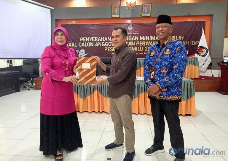 Bakal calon DPD RI, Emma Yohanna serahkan syarat dukungan kepada anggota KPU Sumbar, Gebril Daulai di aula kantor KPU Sumbar, Kamis (22/12). (Dok : Arzil)