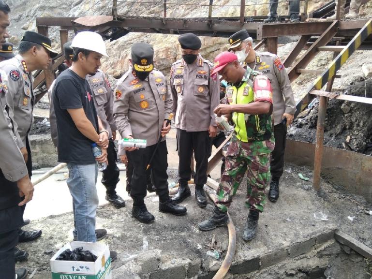 Kapolda Sumbar Irjen Pol Suharyono saat meninjau lokasi pasca meledaknya tambang yang berlokasi di Sawahlunto, beberapa waktu lalu. (Dok : Istimewa)