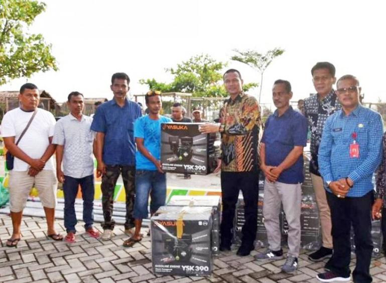 Wako Genius Umar serahkan bantuan alat tangkap ikan pada nelayan yang merupakan dana pokir dari Angggota DPRD Kota Pariaman, Syafrudin, Kamis (22-12-2022). (Dok : Istimewa)