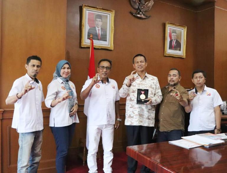 Pengurus PJKIP Sumbar serahkan medali BUKA Award 2022 kepada Wako Pariaman, Genius Umar, Kamis (15-12-2022). (Dok : Istimewa)