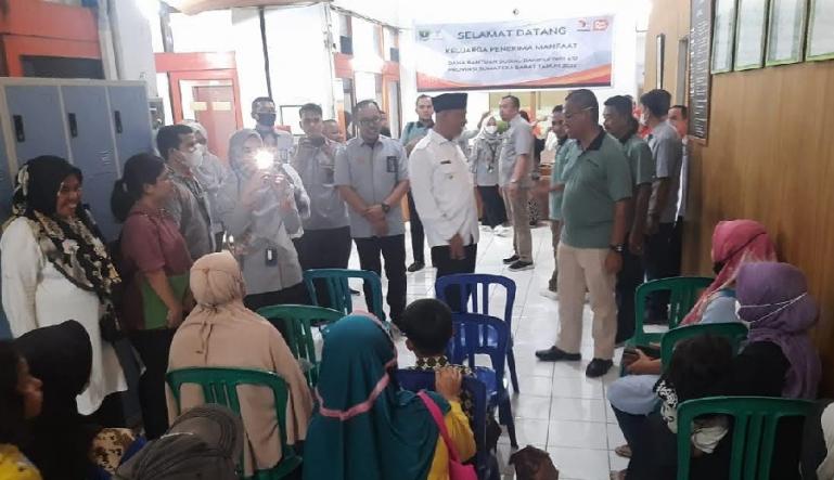 Gubernur Sumbar,  Mahyeldi berdialog dengan warga yang menerima Bansos di Kantor Pos Padang, Rabu siang (7/12). (Dok : Istimewa)