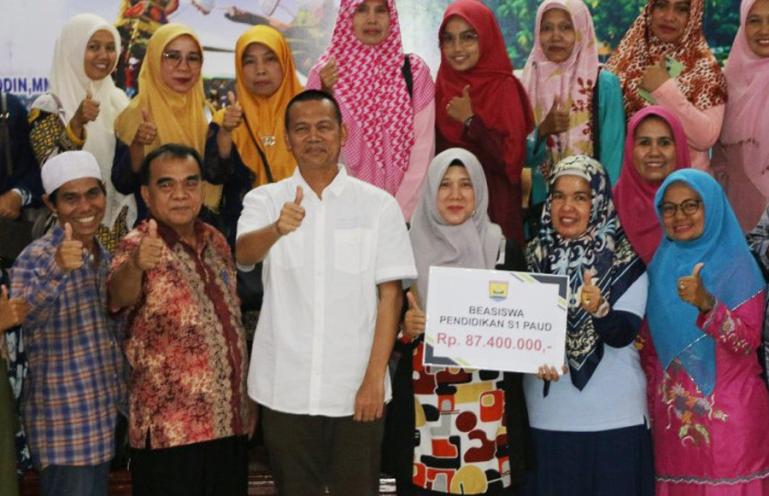 Wali Kota Pariaman Genius Umar serahkan bantuan beasiswa kepada 35 orang Guru PAUD se-Kota Pariaman, di Aula Balaikota Pariaman, Jumat (16-12-2022). (Dok : Istimewa)