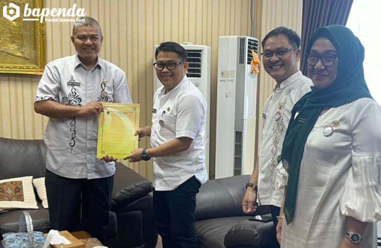 Kepala Bapenda Sumbar, Miswar Dedi terima hasil Review Tata Kelola Pajak Daerah dari Inspektorat Sumbar di Padang Jumat (2/12). (Dok Istimewa)