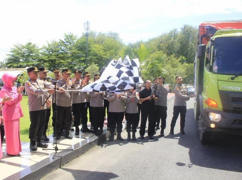 Kapolda Irjen Pol Suharyono, S.Ik. SH saat melepas keberangkatan armada yang bawa bantuan itu warga Cianjur, depan Mapolda Sumbar, Kamis siang (1/12). (Dok : Istimewa)
