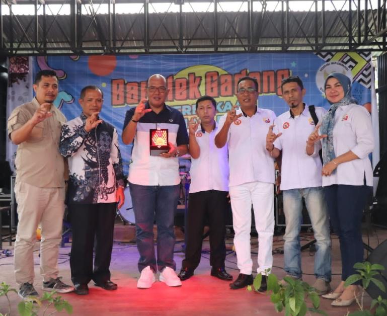 Ketua DPRD Sumbar Supardi saat menerima medali BUKA Award dari FJKIP Sumbar, Kamis (15/12). (Dok : Istimewa)