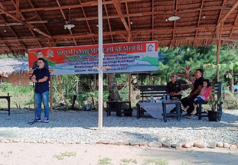 Anggota MPR RI, Alirman Sori saat membuka sosialisasi 4 Pilar MPR RI pada Komunitas Industri Kecil Menengah Pessel, Senin (19/12). (Dok : Istimewa)