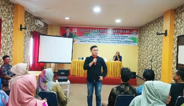 Anggota MPR RI Alirman Sori paparkan makna 4 Pilar MPR RI kepada hampir 150 orang peserta dari  Komunitas Wisata Pesisir Selatan (Pessel) yang diadakan di Saga Hotel, Minggu (18/12) kemarin. (Dok : Istimewa)