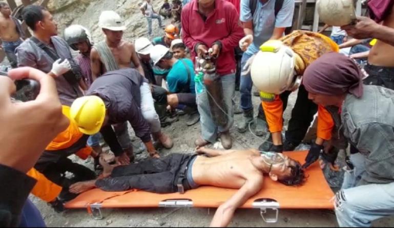 Salah seorang korban selamat yang berhasil dievakuasi tim SAR dari lubang tambang batu bara yang meledak pada Jumat pagi (9/12). (Dok : Istimewa)