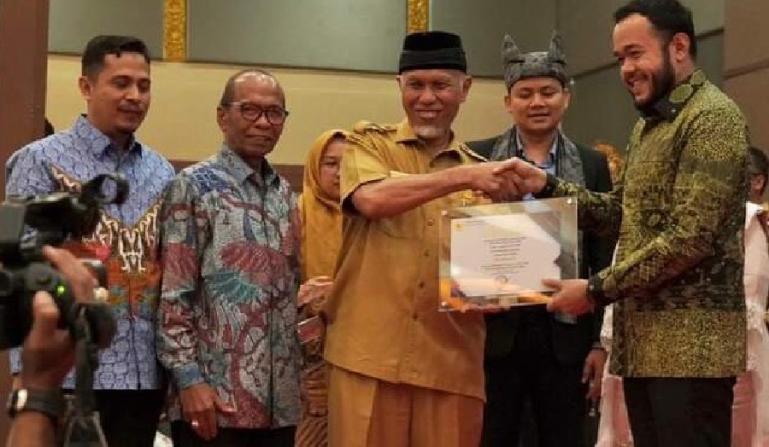 Wako Fadly Amran terima plakat Kota Informatif dari Gubernur Sumbar, Mahyeldi Ansharullah, di Padang, Senin (12/12). (Dok : Istimewa)