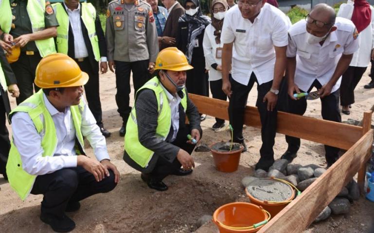 Kepala Perpusnas RI, Muhammad Syarif Bando didampingi Wako Pariaman, Genius Umar letakan batu pertama Gedung Layanan Perpustakaan Umum Daerah di kota itu, Rabu (28-12-2022). (Dok Istimewa)