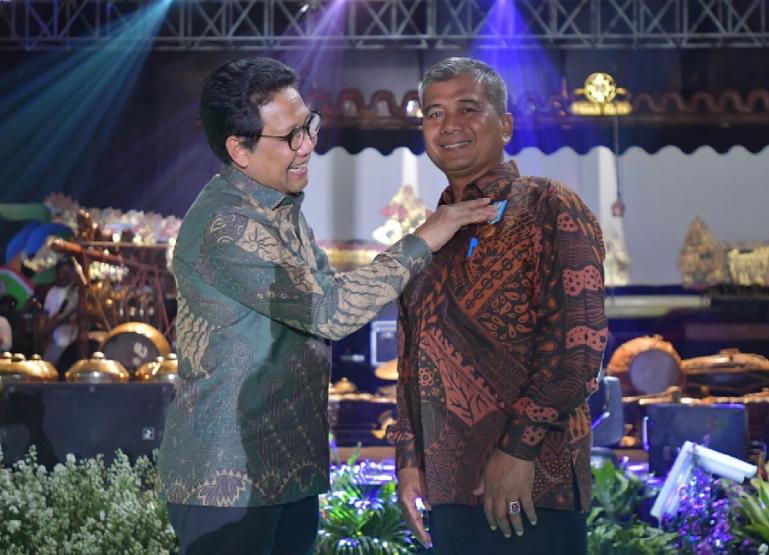 Kepala Dinas PMD Sumbar, Amasrul terima lencana Satya Abdi Inovasi dari Mendes, Abdul Halim Iskandar di Jakarta, Jumat sore (2/12). (Dok : Istimewa)