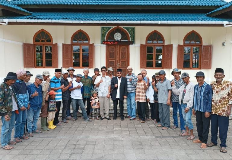 Ketua Badan Kehormatan (BK) DPD RI, H Leonardy Harmainy Dt Bandaro Basa, S.IP., MH bersama para petani dan pemilik sawah di Kota Gadang, Bukittinggi, Rabu (28-12-2022). (Dok : Istimewa)