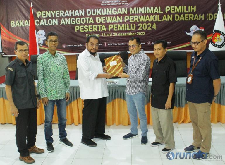 Senator Leonardy Harmainy menerima berita acara penyerahan berkas syarat dukungan anggota DPD dari komisioner KPU Sumbar Gebril Daulai, di aula kantor KPU Sumbar, Selasa (27/12). (Foto : Arzil)