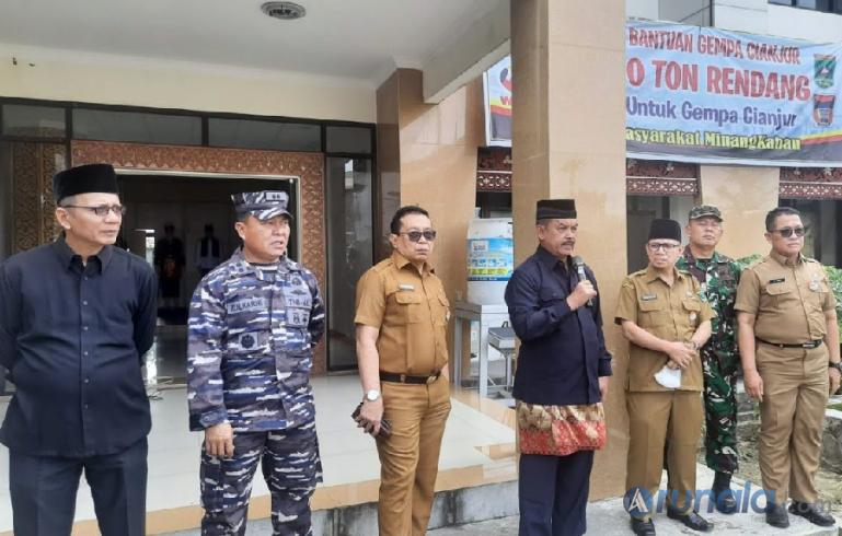 Ketua LKAAM Sumbar, Fauzi Bahar, Dt Nan Sati beri sambutan sehubungan Minangkabau Marandang 10 Ton untuk Cianjur, di Padang, Senin (5/12). (Foto : Derizon)