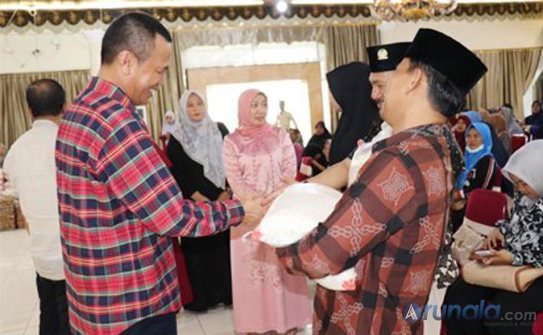 Salah seorang penerima manfaat menerima bantuan paket sembako dari LKKS Kota Pariaman yang diserahkan Wako Genius Umar, Jumat siang (23-12-2022). (Dok : Istimewa)
