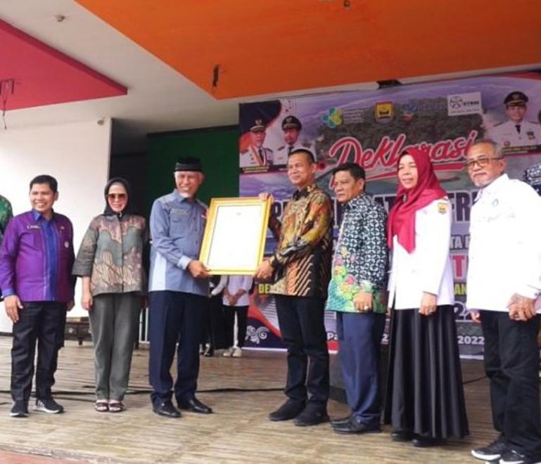 Gubernur Sumbar, Mahyeldi dan Wako Genius Umar saat luncurkan program ODF 100 %, di Pariaman, Kamis (22-12-2022). (Dok : Istimewa)