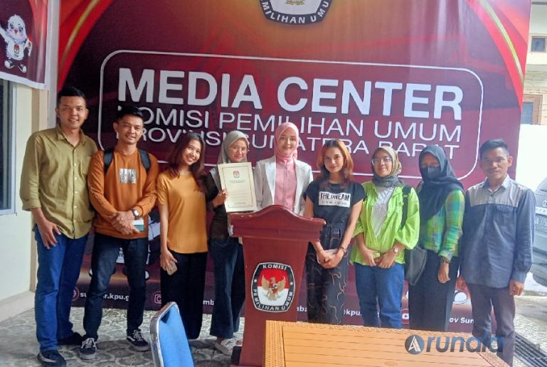 Bakal calon anggota DPD RI dari Sumbar, Cerint Iralloza Tasya bersama tim pendukung dari generasi milenial seusai penyerahan syarat minimal dukungan ke KPU Sumbar, Kamis pagi (29-12-2022). (Foto : Arzil)