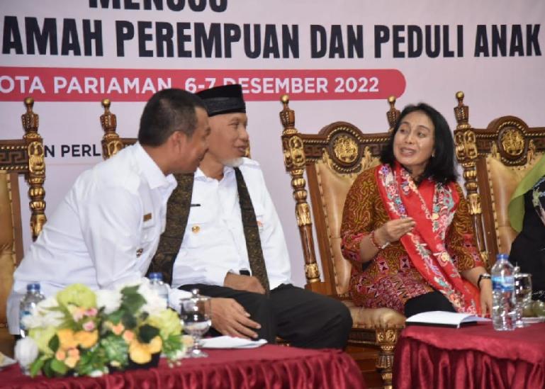 Menteri PPPA, I Gusti Ayu Bintang Puspayoga bersama Gubernur Mahyeldi dan Wako Pariaman, Genius Umar saat peluncuran  desa dan kelurahan Ramah Perempuan dan Peduli Anak di Kota Pariaman, Rabu (7/12). (Dok : Istimewa)