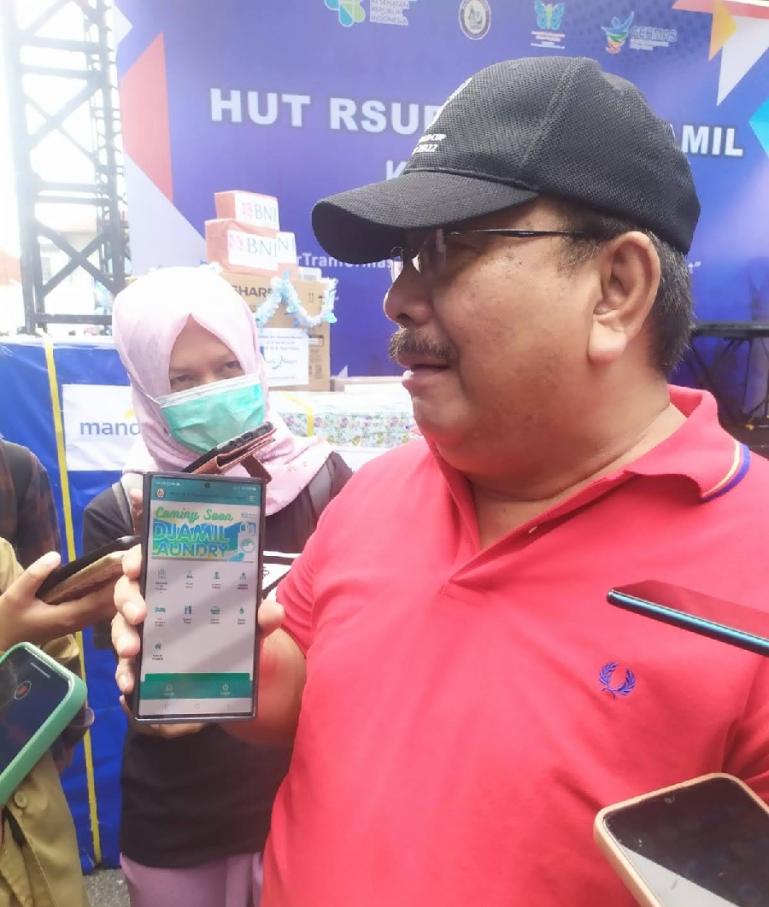 Direktur Utama RSUP dr M Djamil, Dr dr Yusirwan Yusuf SpB SpBA (K) MARS memperlihatkan Djamil Apps. (Foto : Fajril)