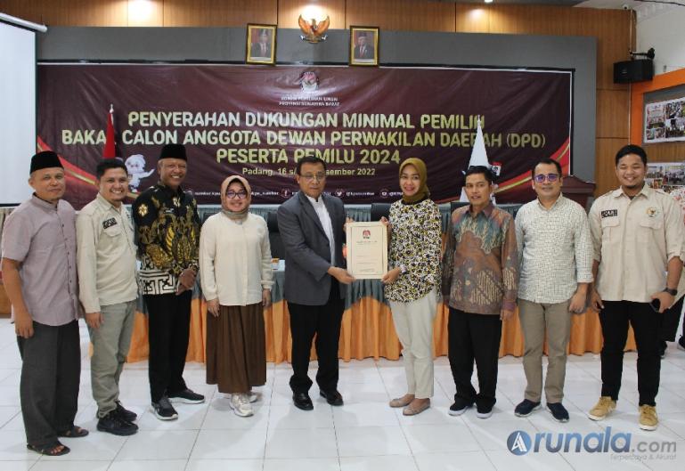 Incumbent Anggota DPD RI, Muslim M Yatim terima berita acara penyerahan berkas dukungan dari Ketua KPU Sumbar, Yanuk Sri Mulyani, Jumat (23/12). (Foto : Arzil)