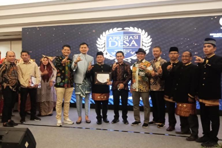 Komisioner KI Pusat, Gede Narayana bersama perangkat desa yang jadi penghargaan Desa Transparan kepada Bungo Pasang Salido, di Jakarta, Kamis (8/12). (Dok : Istimewa)