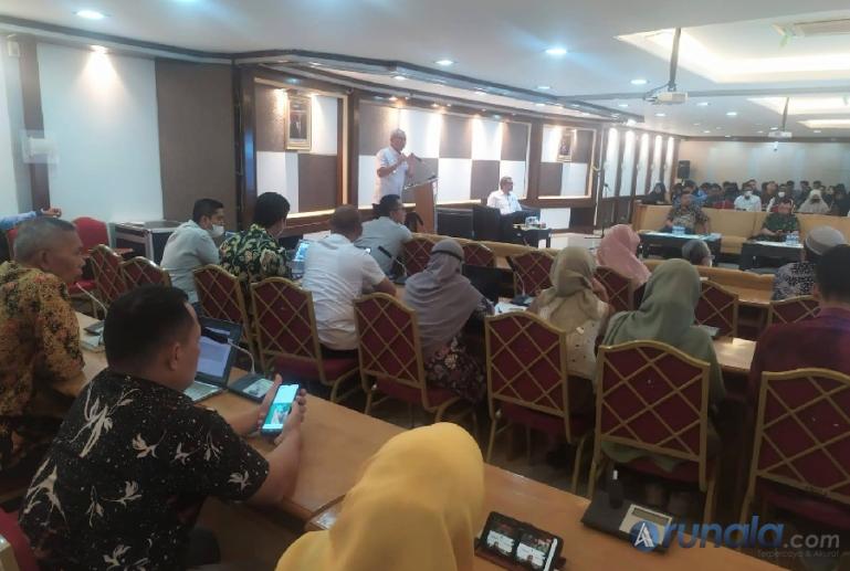 Sekjen Dewan Ketahanan Nasional (Wantannas) RI, Laksdya TNI Dr Harjo Susmoro SSos SH MH MTr Opsla saat memberikan Kuliah Umum di Ruang Sidang Senat Unand, Selasa (20/12). (Foto : Fajril)