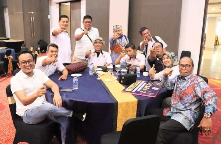 Anggota DPRD Sumbar, Muhammad Nurnas bersama Komisioner KI Sumbar, Adrian Tuswandi dan para anggota PJKIP Sumbar, Senin (12/12). (Dok : Istimewa)