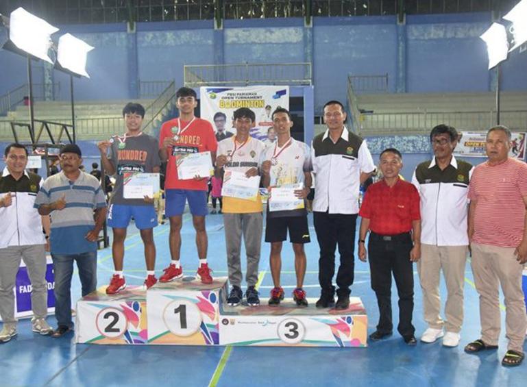 Wali Kota Pariaman, Genius Umar bersama para juara di turnamen bulu tangkis KU di di GOR Rajo Bujang, Pariaman, Kamis malam (22-12-2022). (Dok : Istimewa)