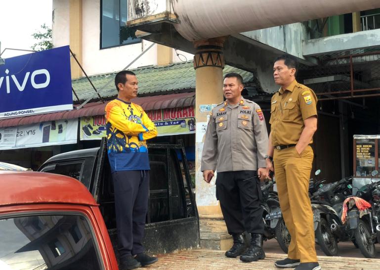 Wako Pariaman, Genius Umar saat monitoring aktivitas jual beli di Pasar Pariaman, Senin pagi (26/12). (Dok : Istimewa)