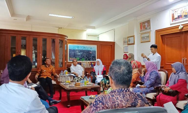 Wali Kota, Pariaman Genius Umar bersama para Kepala SMA/SMK/SLB se-Kota Pariaman, di ruang kerjanya, Jumat (23-12-2022). (Dok : Istimewa)