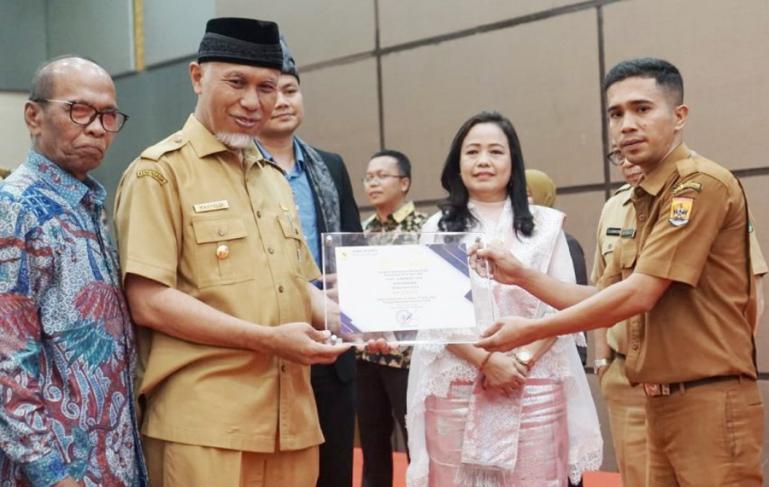 Kepala Diskominfo Kota Pariaman, Ferry Ferdian Bagindo Putra terima anugerah KIP 2022 dari Gubernur Mahyeldi di Padang, Senin (12-12-2022). (Dok : Istimewa)