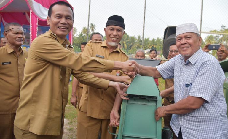 Gubernur Sumbar Mahyeldi bersama Wako Pariaman, Genius Umar serahkan bantuan alsintan kepada salah seorang ketua Gapoktan di kota tersebut, Senin (26/12). (Dok : Istimewa)