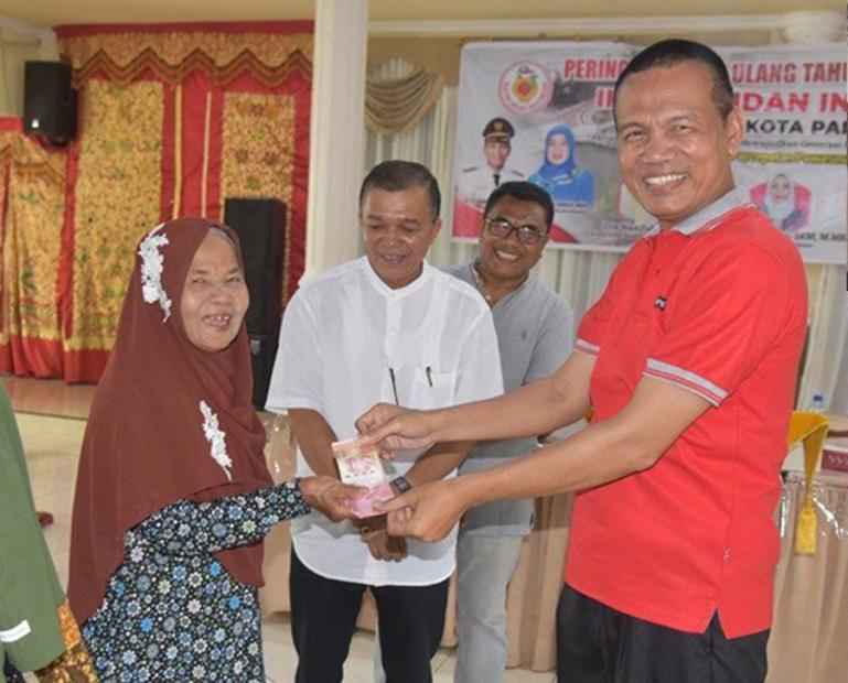 Wako Genius Umar salurkan BLT kepada 153 KPM di kotanya, Sabtu (24/12). (Dok : Istimewa)