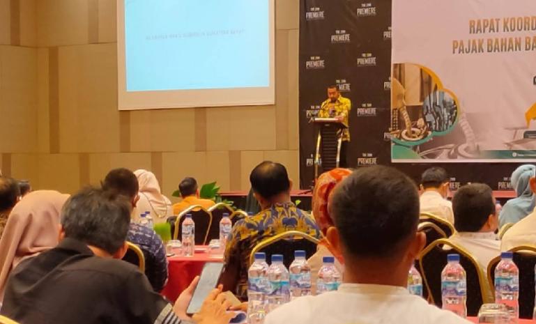 Wagub Sumbar, Audy Jonaldi berikan arahan pada rakor pajak bahan bakar kendaraan bermotor PBBKB tahun 2022 di Padang, Jumat (2/12). (Dok : Istimewa)