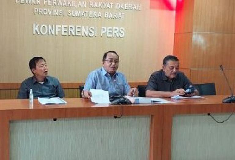Ketua Komisi III DPRD Sumbar, Ali Tanjung anggota Komisi III lainnya yakni Zafri Derson dan Albert Hendra Lukman saat konferensi pers soal perkembangan Hotel Novotel Bukittinggi, di DPRD Sumbar, Kamis siang (1/12). (Dok : Istimewa)
