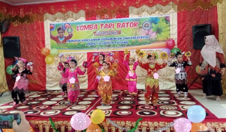 Penampilan lomba tari batok dari murid TK Pertiwi 1 Kantor Gubernur di gedung IGTKI PGRI Padang, Rabu (7/12). (Dok : Istimewa)
