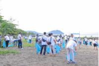 Keluarga besar PT Pertamina Sumbar dan Hiswanamigas bersihkan kawasan Pantai Padang dari sampah plastik, Sabtu pagi (10/12). (Dok : Istimewa)