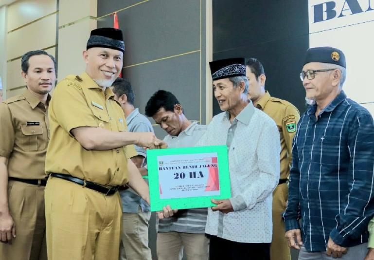 Perwakilan kelompok tani di Sumbar terima bantuan bibit padi dan jagung dari Gubernur Mahyeldi, di Padang, Selasa (6/12). (Dok : Istimewa)