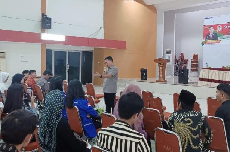 Anggota MPR RI, Alirman Sori saat berikan paparan kepada peserta sosialisasi 4 Pilar MPR RI di aula pertemuan UIN Imam Bonjol Padang, Jumat sore (15/12). (Dok : Istimewa)
