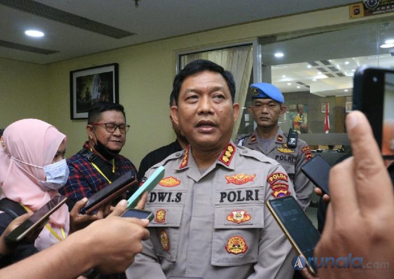 Kabid Humas Polda Sumbar, Kombes Pol Dwi Sulistyawan, jawab pertanyaan wartawan seusai jumpa pers di Mapolda Sumbar, Jumat siang (30-12-2022). (Foto Derizon)