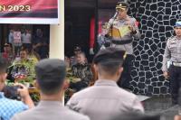 Kapolres Pariaman AKBP Abdul Azis saat berikan arahan pada apel gabungan operasi Lilin Singgalang 2022 di Mapolres setempat, Kamis pagi (22-12-2022). (Dok : Istimewa)