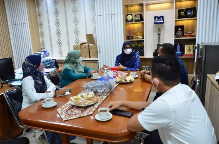 Tiga PPID Pelaksana di Sekretariat DPRD Sumbar didampingi Komisioner KI Sumbar Adrian Tuswandi berdiskusi dengan staf PPID Utama Pemprov Jabar, Yulia di Bandung, Senin (19/12). (Dok : Istimewa)