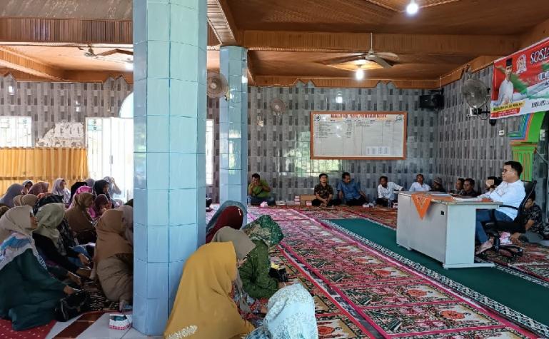 Anggota MPR RI Alirman Sori paparkan makna 4 Pilar MPR RI kepada ratusan jamaah Majelis Ta'alim se Kecamatan Bayang, Pessel, di Masjid Darul Fallah Talaok Bayang, Kamis siang (1/12). (Dok : Istimewa)