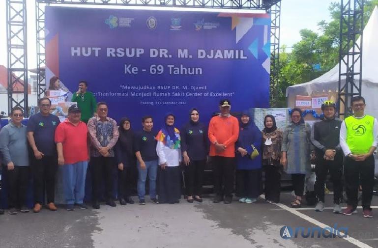 Gubernur Sumbar Mahyeldi bersama Ketua Dewan Pengawas RSUP M Djamil drg Arianti Anaya MKM dan direksi RSUP M Djamil, Sabtu (31-12-2022). (Foto : Fajril)